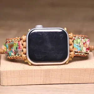 Dettaglio del cinturino Apple Watch intrecciato boho con perline in pietra naturale