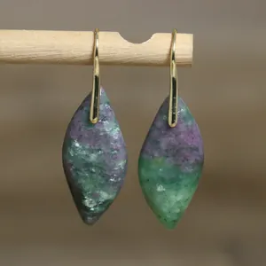 Elegante Marquise Rubin-Zoisit Tropfenohrringe mit Goldhaken, Makro-Detailansicht
