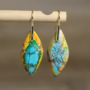 Detailansicht von kaiserlichen Steinohrringen mit lebhaftem blauem und gelbem Marmormuster