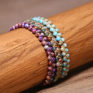 Primer plano de una pulsera envolvente de doble capa de ágata y turquesa de 4 mm