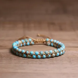 Primer plano detallado de pulsera trenzada de doble capa con ágata turquesa azul