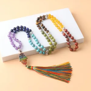 Detalle del collar de 108 cuentas de Mala con piedras naturales de colores y colgante Hamsa