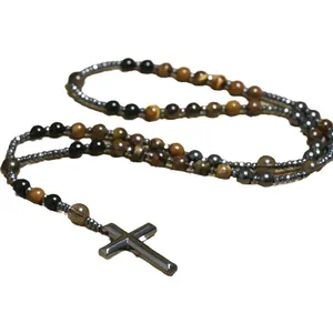 Collana con pendente a croce in pietra occhio di tigre naturale e grani di ematite nera.