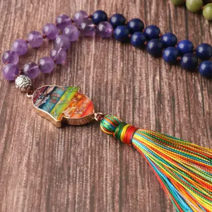 Detalle del collar Mala de 108 cuentas con colgante Hamsa y borla de muchos colores.