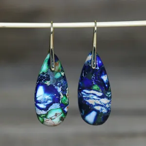 Detail van blauwe en groene gemarmerde keizerlijke jaspis druppeloorbellen met goud