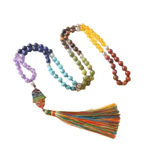 Collar de 108 cuentas Mala con piedras naturales, colgante Hamsa y una borla de colores.