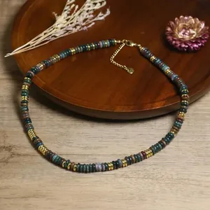 Dettaglio di collana fatta a mano in pietre naturali con catena dorata regolabile.