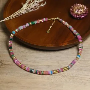 Collana di pietre naturali colorate fatta a mano con catena dorata regolabile stile bohémien