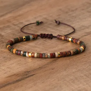 Détail des perles en pierre de Picasso naturelle sur un bracelet tissé ajustable