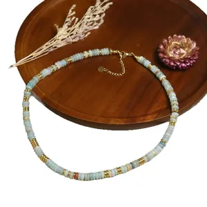 Collana bohémien fatta a mano con perline di acquamarina e catena d'oro regolabile