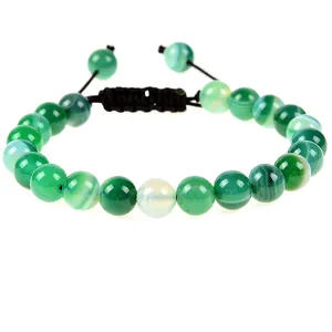 Detail van een verstelbare helende edelsteen armband met natuurlijke groene agaat kralen.