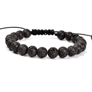 Gedetailleerd overzicht van 8 mm natuurlijke lavastenen op een yoga-armband.