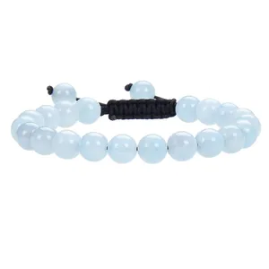 Detail van een 8mm lichtblauwe natuurlijke kristallen kralenarmband verstelbaar.