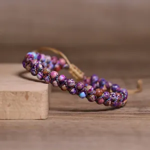 Detalle macro de pulsera artesanal de doble capa de ágata india con cordón trenzado