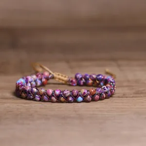 Detalle de una pulsera tejida de doble capa con cuentas de ágata de la India de 4mm.