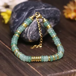 Dettaglio bracciale regolabile con perle in pietra naturale verde e distanziatori in acciaio oro