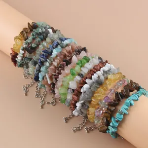 Vue détaillée de plusieurs bracelets en pierres de cristal naturelles et irrégulières.