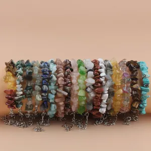 Détail de bracelets en éclats de pierres naturelles avec fermoir mousqueton argenté