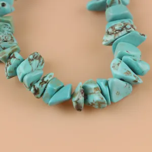 Gros plan détaillé de perles de pierre irrégulières en turquoise naturelle