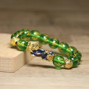 Détails d'un bracelet de richesse Pi Xiu en perles vertes avec mantra à six syllabes