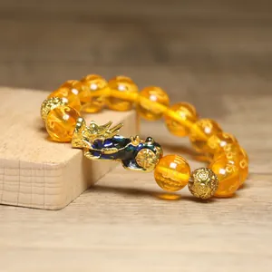 Détail macro du bracelet Pixiu ambre avec perles gravées du mantra six mots