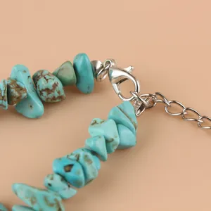 Détail du fermoir mousqueton en argent et de la chaîne d'extension du bracelet