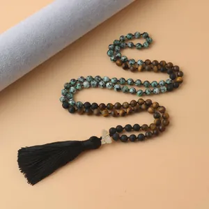 Vue détaillée du collier Mala 108 perles avec œil de tigre et pierre de lave noire