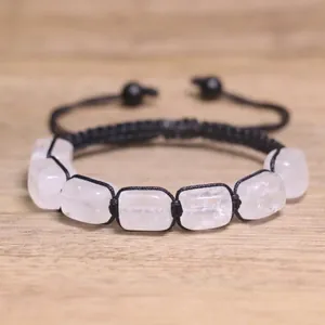 Vista macro dettagliata di pietre di cristallo bianco traslucido su un bracciale intrecciato