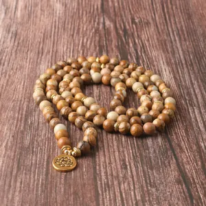 Collier de 108 perles mala en jaspe naturel avec un pendentif fleur de lotus doré