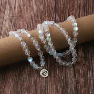 Collier mala de 108 perles blanches chatoyantes avec pendentif lotus argenté