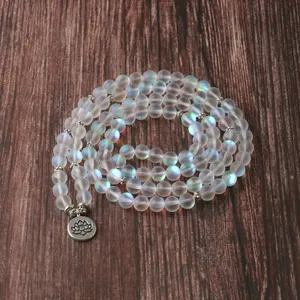 Collier de 108 perles de prière mala irisées avec pendentif lotus argenté sur bois