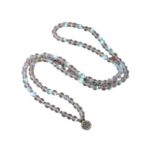 Collier de 108 perles blanches irisées avec pendentif fleur de lotus argenté pour femme.