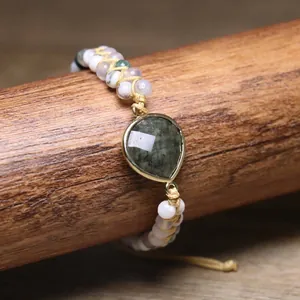 Detail van handgevlochten dubbellaagse armband met kralen van labradoriet en agaat