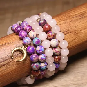 Primo piano dettagliato di set braccialetti in pietra naturale 8mm con ciondolo a luna dorata