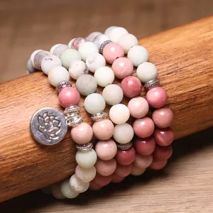 Dettaglio ravvicinato di perle di pietra multicolore da 8 mm con ciondolo a loto