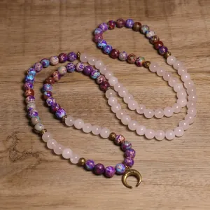 Dettaglio della collana Mala con 108 grani da 8mm e ciondolo a luna