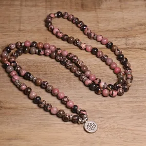 Vista dettagliata della collana mala con 108 perle in pietra e ciondolo a loto