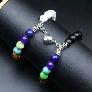 Dettaglio della chiusura magnetica a cuore sui braccialetti di pietre naturali colorate