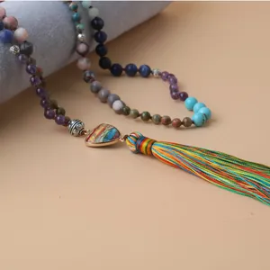 Dettaglio della collana mala 108 grani con ciondolo in pietra imperatore colorata e nappa
