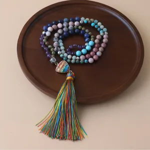 Primo piano della collana Mala con 108 pietre colorate e una nappa arcobaleno