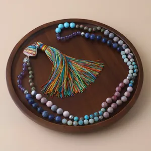 Dettaglio della collana con 108 grani Mala colorati e vivace nappina arcobaleno