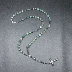 Detail van de natuurlijke kralenketting van mosagaat en hematiet met kruishanger