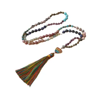 Collana mala a 108 pietre colorate con pendente in pietra imperatore e nappa.