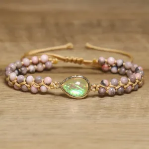 Détail macro du bracelet tressé en pierre zébrée rose 4 mm avec centre en opale larme