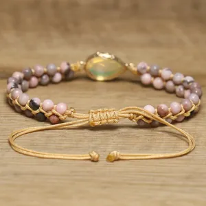 Vue détaillée d'un bracelet tissé double rang en pierre zébrée rose avec opale