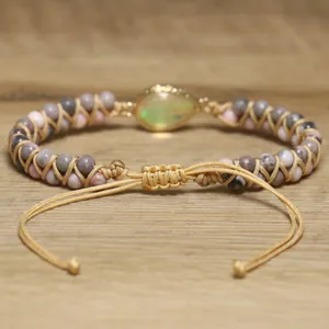 Zoom sur le bracelet tressé en pierre zébrée rose avec pièce centrale en opale