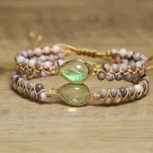 Vue détaillée du bracelet tressé en pierre zèbre rose et opale montrant les détails fins.