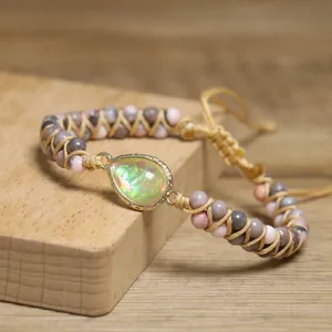 Vue détaillée du bracelet tissé à la main avec pierres zébrées et goutte d'opale.