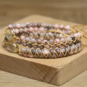 Gros plan d'un bracelet tressé double couche avec perles de pierre zèbre rose de 4 mm
