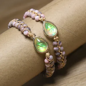 Gros plan de perles en pierre zèbre rose et opale larme sur bracelet tissé